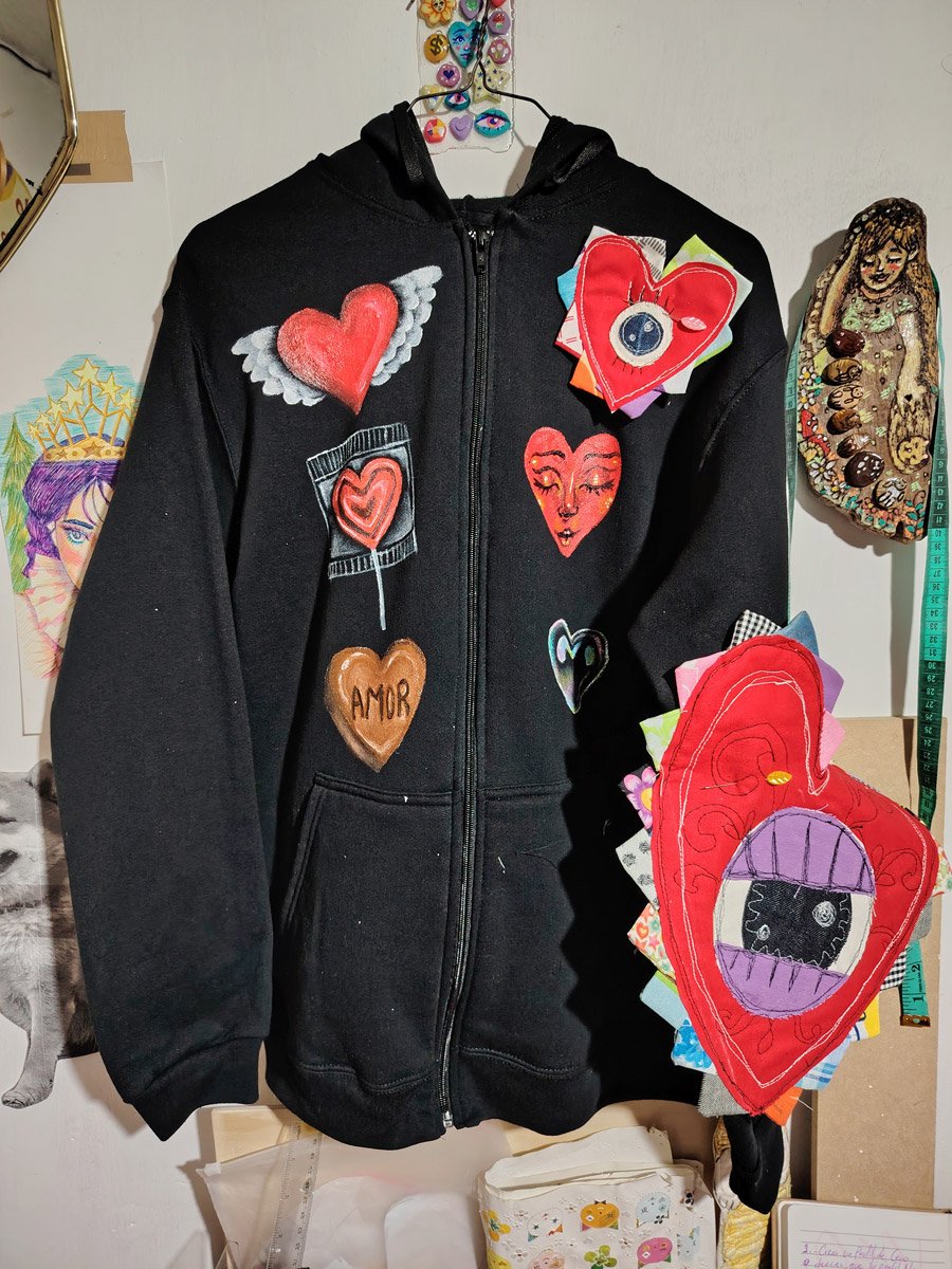 sudadera de corazon rojo